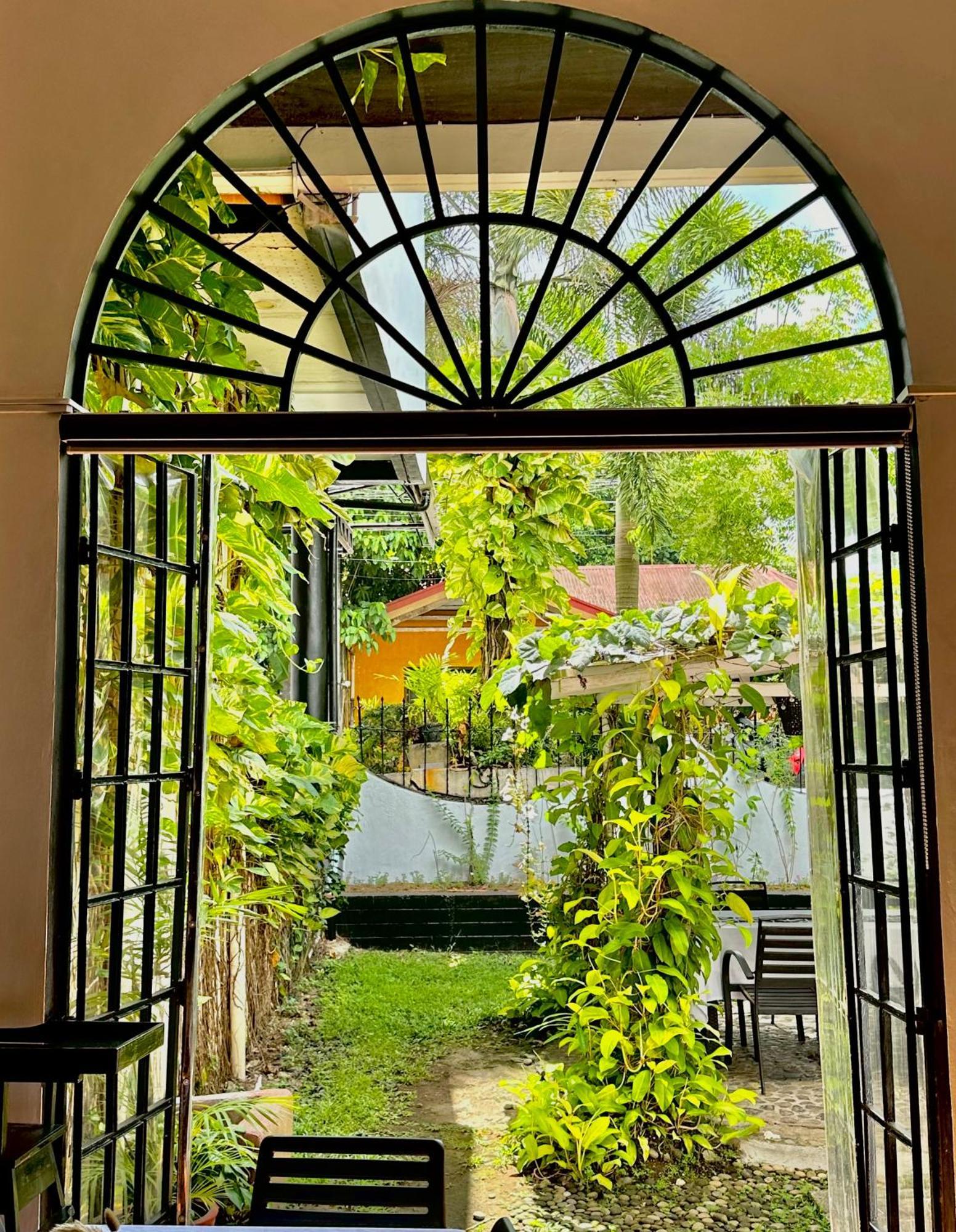 Fernando'S Hotel Sorsogon Exterior photo